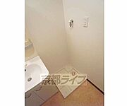 室内に洗濯機置けます。