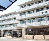 伏見南浜小学校まで464m 活気溢れる小学校です。