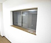 窓の前には床下収納も付いてますよ