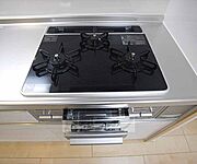 グリルつきの3口システムキッチンを搭載。