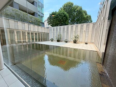 世界的建築家、隈研吾氏によってデザインされた、重厚感溢れる高級マンション。東郷神社に隣接した住環境。