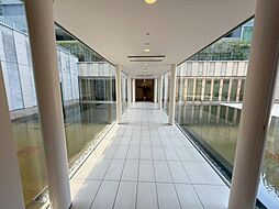 たっぷりの陽光と心地よい風が舞い込むエントランス。床から天井までの大きなガラス窓を採用しており開放的