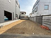 前面はガードレールのある整備された歩道でお子様にも安心です約11公道で開放的なロケーション。土地の