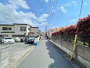 西側約4.0ｍ道路　すっきりした印象の現地です　周辺は街灯が整備されており、お子様や、帰りが遅