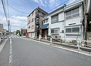 北側は隣地敷延＆前面は建物がなく開放的なロケーションです前面は約7．9ｍのガードレールのある整備さ