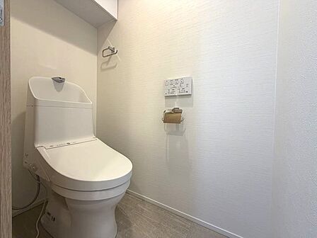 トイレ新規交換しております。快適性・衛生性向上など多くの利点のあるウォシュレット便座付き。節水型トイレなので環境にやさしく経済的です。