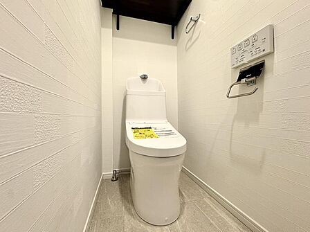 トイレ関係の設備も一新されています。もちろん温水洗浄機能付き便座です。気になる水周り関係は全て新しくなっていますので、気持ちよく新生活が始められます♪