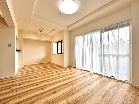 大きく広がる開放的な窓から、惜しみなく注がれる太陽光。家具配置しやすく部屋全体もすっきりします。