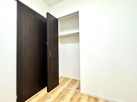 コンパクトながらも大きなコートなどもしっかり収納できます。