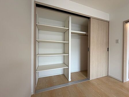 収納力が嬉しい大型クローゼット完備。クローゼットを最大限利用して、居住空間を広くお使いください。