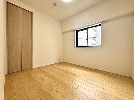 洋室5.1帖。キッチンと隣り合わせの中部屋なので、子供の様子を気にしながら家事ができます。