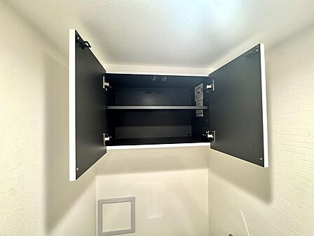 トイレ内の吊戸棚。トイレットペーパーやお掃除道具など見せたくない物の収納にピッタリです。