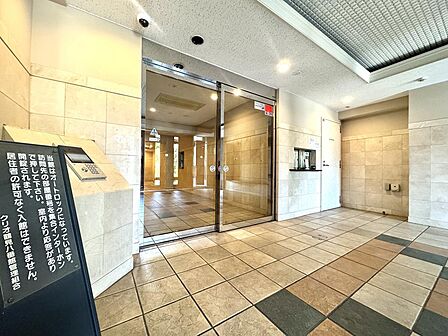 オートロック付きのマンションは、セキュリティ対策としての安心感が大きいです。空き巣に狙われにくい事や、勧誘などの訪問も回避しやすいです。