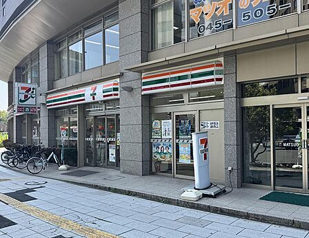 セブンイレブン鶴見駅東口中央通り店　徒歩約4分