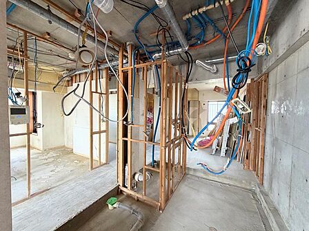 【リノベーション中】クローゼット完備なのでお部屋に余計な収納家具を置く必要がなく、スペースを有効活用できます。家具配置が楽しめるフラットな洋室。