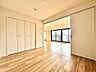 洋室：クローゼット完備なのでお部屋に余計な収納家具を置く必要がなく、スペースを有効活用できます。家具配置が楽しめるフラットな洋室。