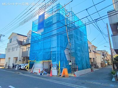 外観：LDKが2階に設けられている開放的なお住まいです。