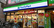 ファミリーマート丸萬椎名町駅前店 徒歩8分。 580m