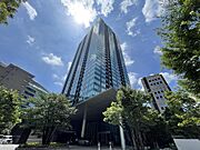 ガラスカーテンウォールを纏う住友不動産旧分譲の大規模タワーレジデンス