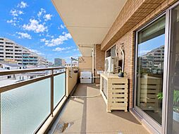 日中は光と風、豊かな眺望を満喫。夜はきらめく月や星空を、街の明かりと共に堪能。