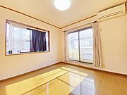 大きな収納と2面採光で、明るさと使いやすさが自慢の洋室です。