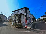 南東角地の陽当たりの良いお住まいです。