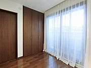 大きな掃き出し窓から心地よい陽ざしが差し込みます。