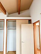 天井の高さがある3階8.6帖の洋室です。
