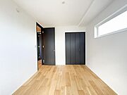 大きな収納と2面採光で、明るさと使いやすさが自慢の洋室です。