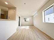 お店で見掛けた「あの家具」でも自由に配置できるゆとりのリビング空間。陽だまりが寛ぎの時間を更に素敵に演出致します