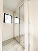 ミラー付きのシューズボックスは明るい印象。お出かけの際の身だしなみチェックにも便利です