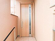 奥行きのある玄関ポーチは道路から室内が見えにくく、プライバシーが守られます。