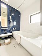 落ち着きのあるツートンの壁色やストレートタイプの浴槽、換気乾燥暖房機など快適なバスタイムを過ごせます。