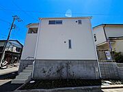 大きな窓からたっぷりの陽射しが射し込む閑静な住宅地で小さなお子様がいるご家族にも安心です