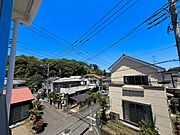2階からの眺望です。周辺には高い建物がなく、通風良好な開放感のある立地です。