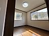 子供部屋：子ども部屋となる2階の洋室。開放的で、爽やかな日差しに包まれた空間となっています。