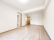 窓から自然光が入る明るいリビング。