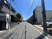 南西側にゆとりのある前面道路があり、陽当たりよく、駐車も楽々ですね。