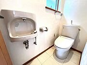 小さな手洗い場を完備したトイレは収納もあり、使いやすく快適な空間です。
