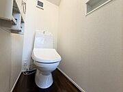 トイレまわり用品の整理に便利な収納棚付きです。