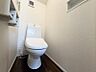 トイレ：トイレまわり用品の整理に便利な収納棚付きです。