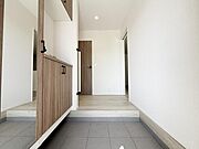 収納力豊富なシューズクローゼットもある清潔感があふれる玄関です。