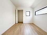 居室には高さを設けたクローゼットを完備し、四季に合わせた収納を容易に行う事が可能です