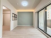 家族が集まる中心となる場所で大きなテレビや家具を置いたり、コミュニケーションスペースとして活用できます。