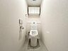 トイレ：トイレは、洗浄機能を標準完備、清潔な空間が印象的です。