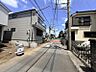 外観：前面道路は交通量が少なく、穏やかな街並みです。