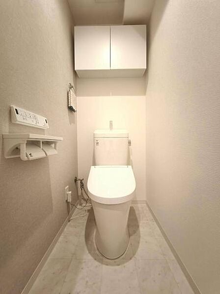 トイレまわり用品の整理に便利な収納棚付きです。