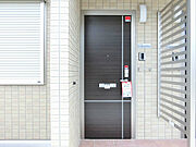 上品で落ち着いた印象の玄関まわり。