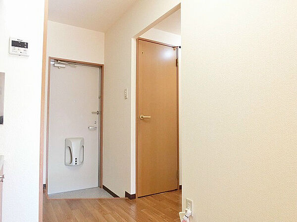 画像26:玄関まわり。洗面所にドアを取り付けないことで閉塞感を軽減。