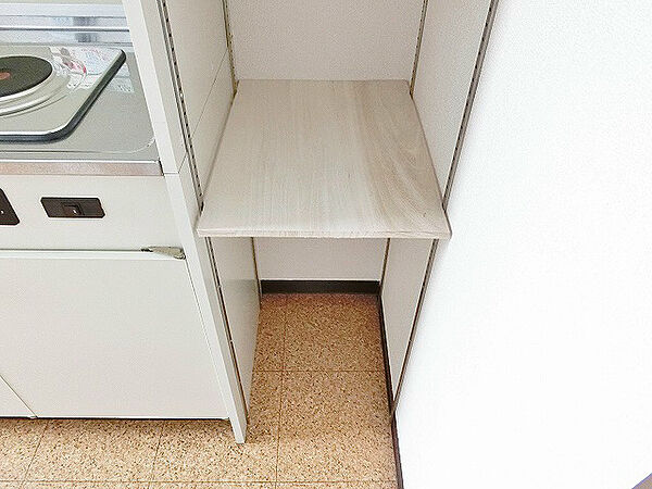 画像20:キッチン横のラックは高さ調整が可能なので、サイズの違う物も効率的に隙間収納。